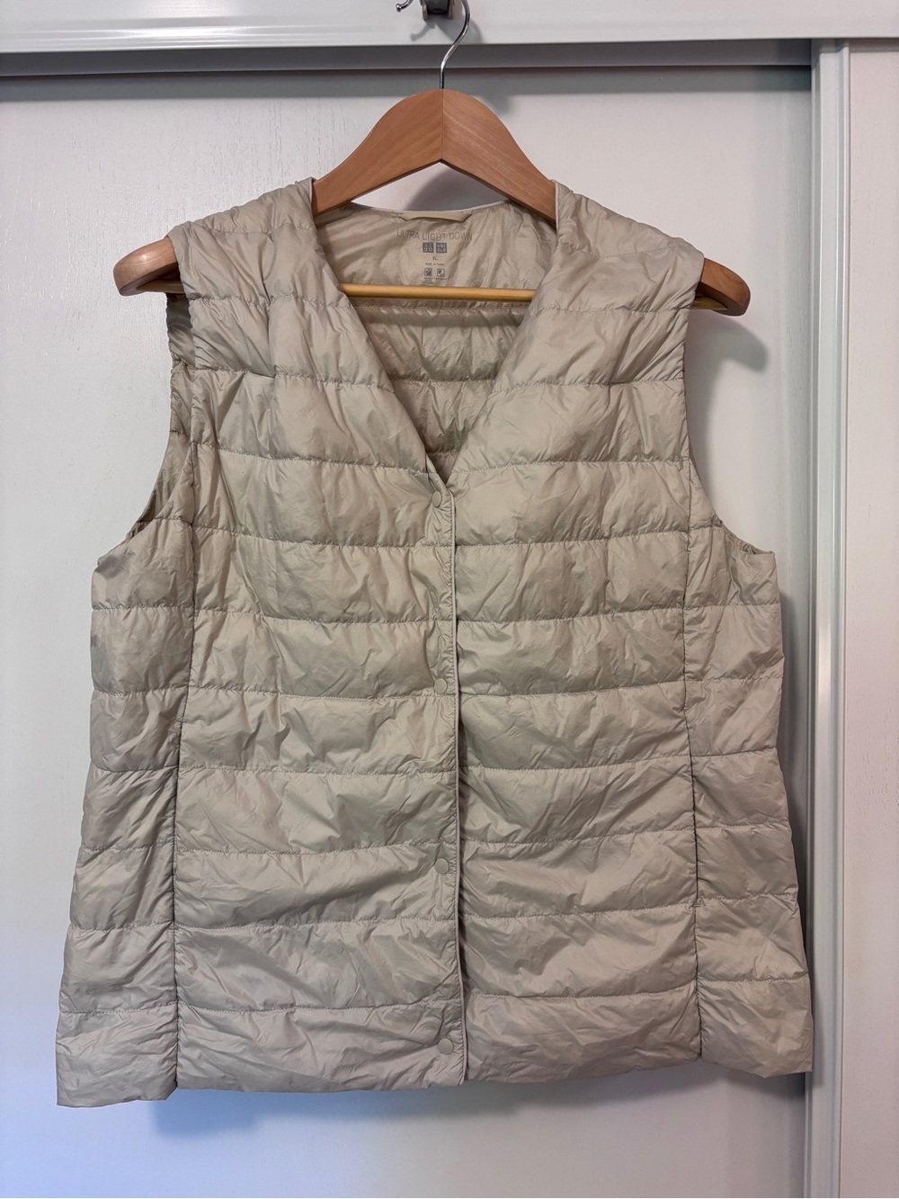 Uniqlo Womens Ultra Light Down Vest Size XL Crew Collar Travel Bag Puffer Tan